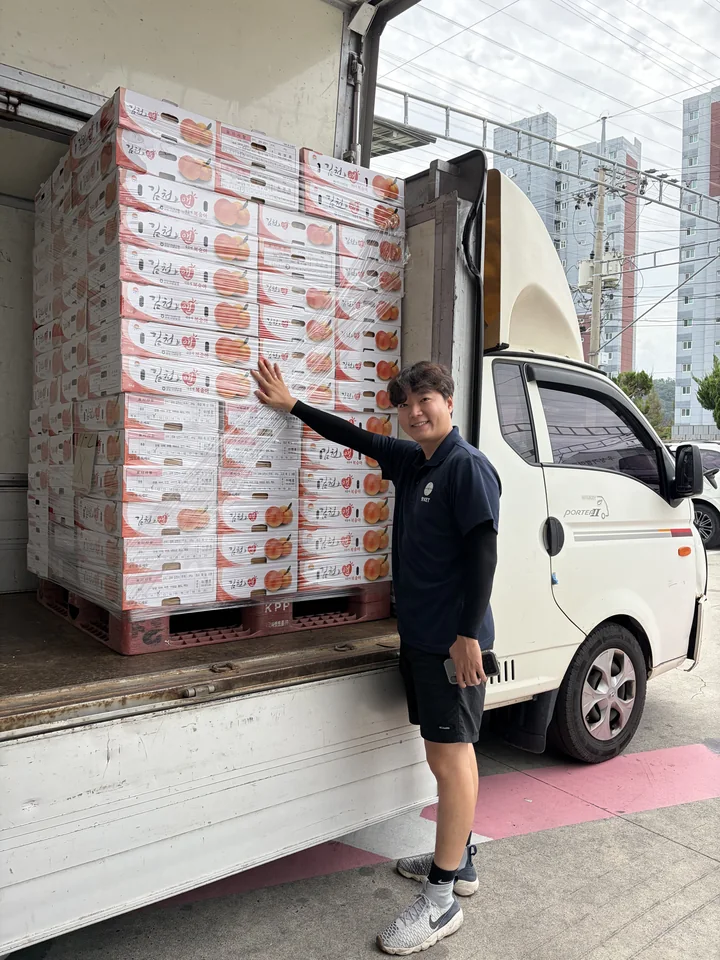 차량에 적재된 복숭아 상품을 확인하는 맛KET 직원